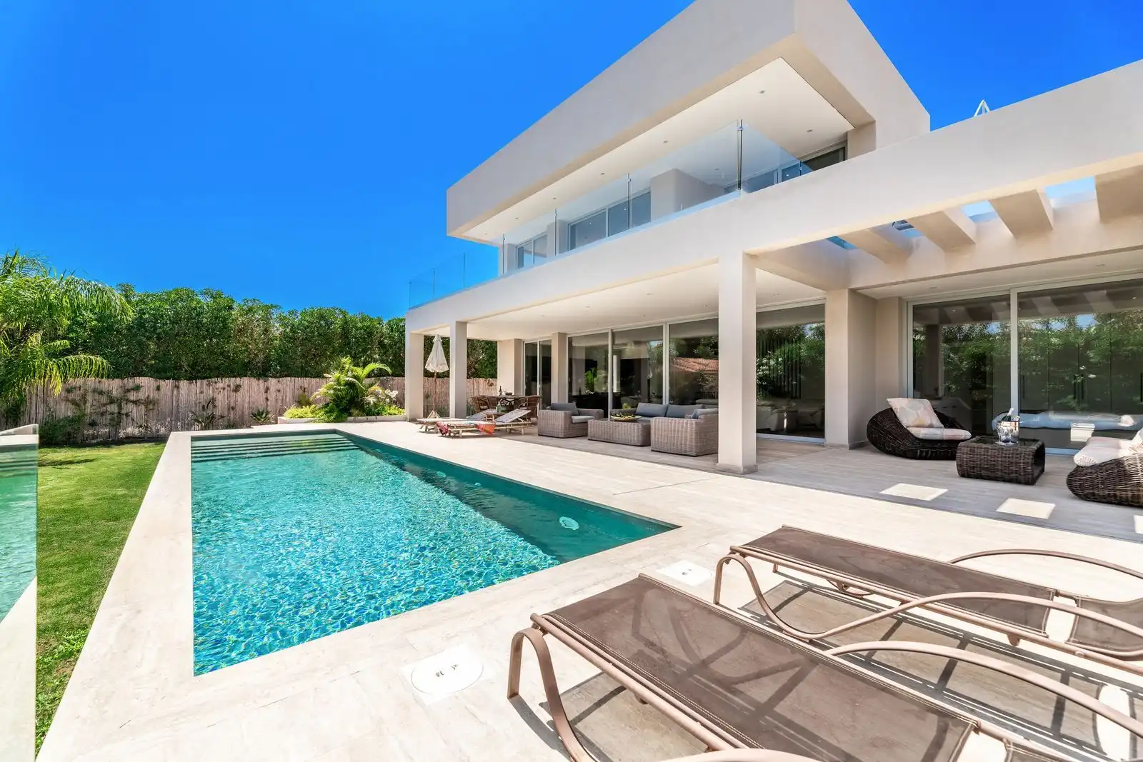 Chalet con piscina en venta en Avenida Marqués del Duero 82