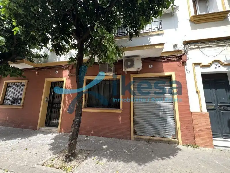 Vista exterior de Local en venda en Sevilla