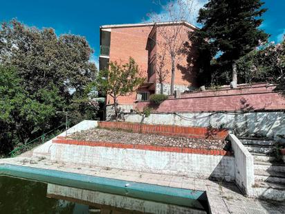 Vista exterior de Casa o xalet en venda en Santa Cruz del Retamar amb Calefacció, Jardí privat i Piscina