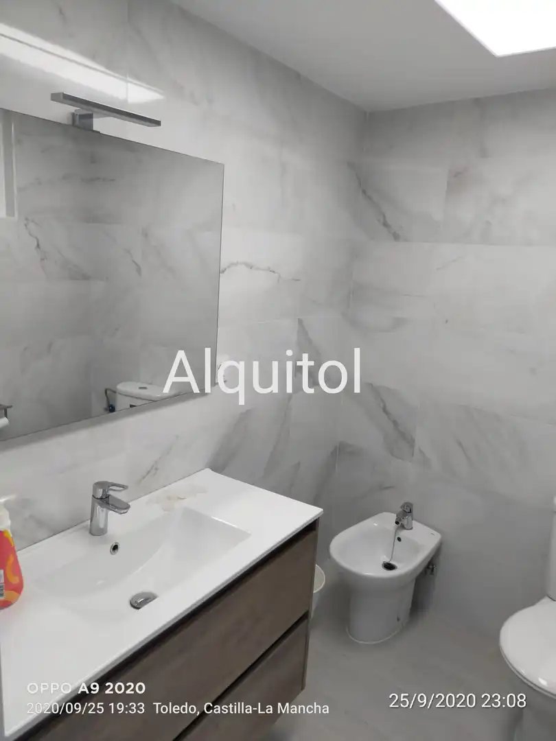 Bathroom of Flat for rent in Toledo  with Air Conditioner, Heating and Terrace