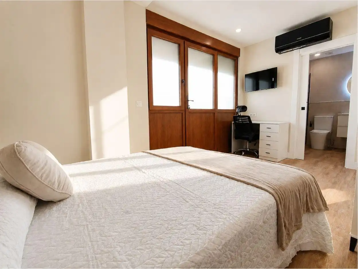 Dormitori de Casa o xalet de lloguer en Torrelavega  amb Calefacció, Terrassa i Moblat
