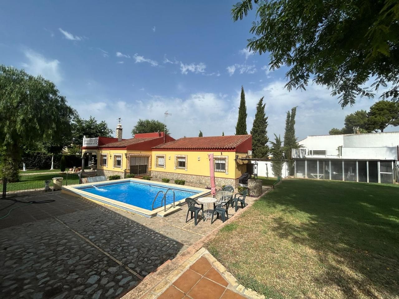 Exterior view of House or chalet for sale in Alcalá de Guadaira  with Private garden, Terrace and Swimming Pool