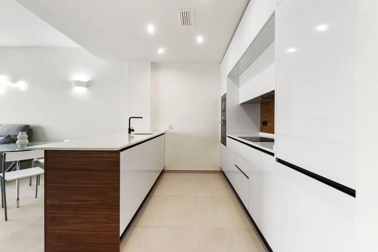 Cocina de Apartamento en venta en Torrevieja con Jardín privado, Terraza y Amueblado
