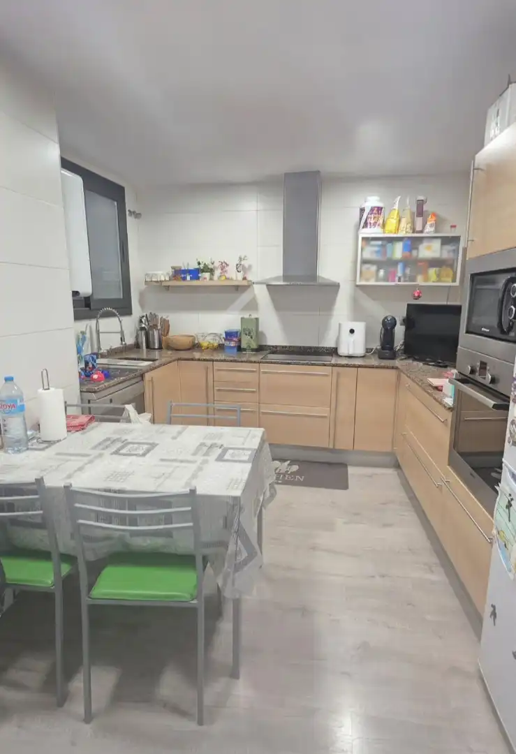 Cuina de Casa adosada en venda en Santa Coloma de Gramenet amb Aire condicionat, Calefacció i Parquet