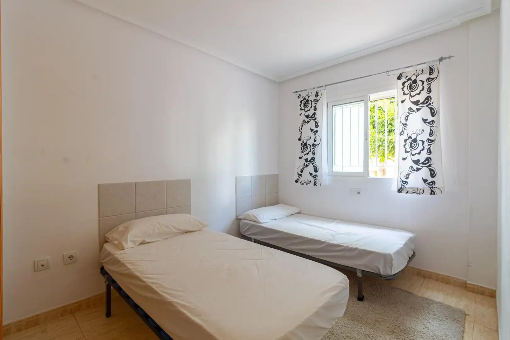 Dormitori de Casa o xalet en venda en Orihuela amb Aire condicionat, Jardí privat i Terrassa