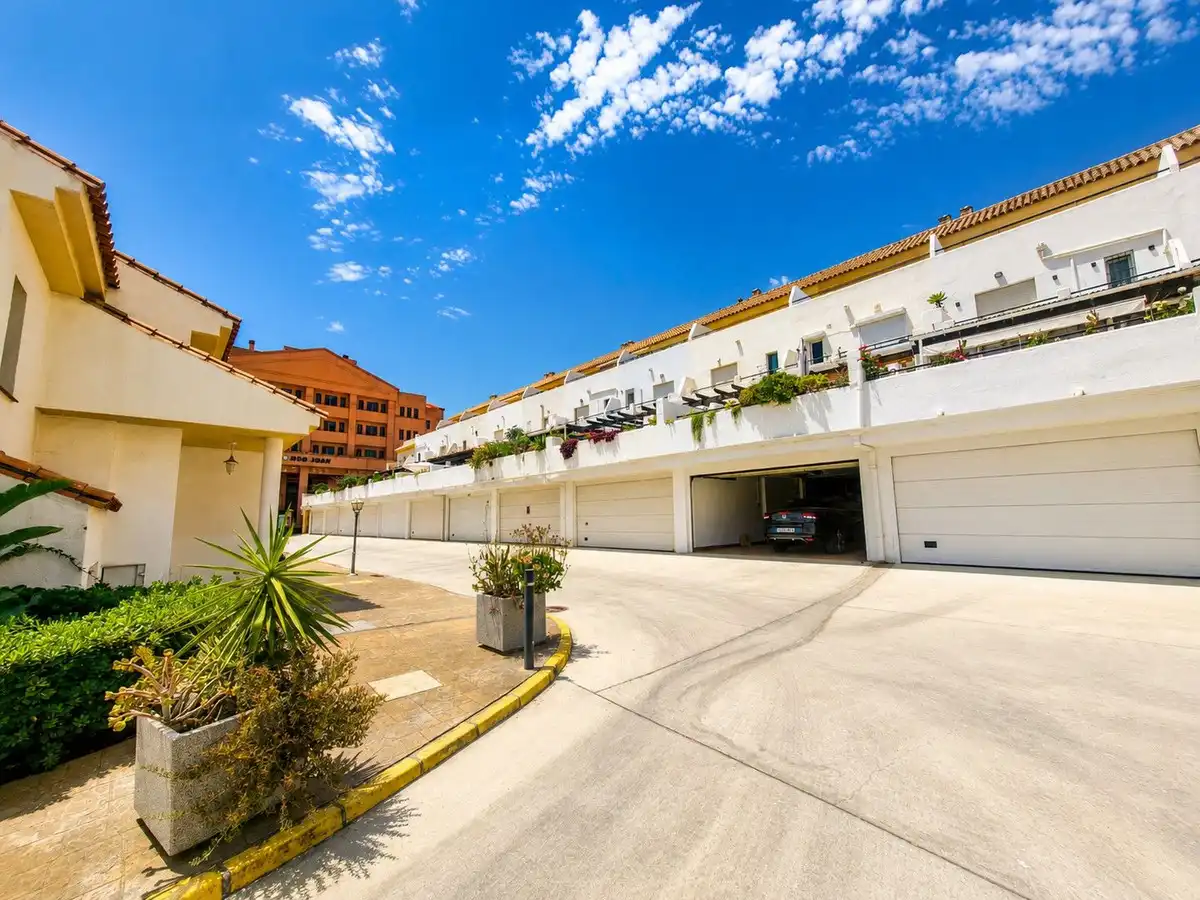 Vista exterior de Casa o chalet en venta en Estepona con Aire acondicionado, Terraza y Trastero