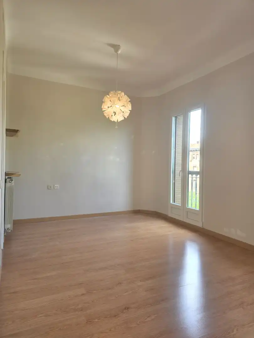 Schlafzimmer von Wohnung zur Miete in Madrid mit Heizung, Parkett und Balkon