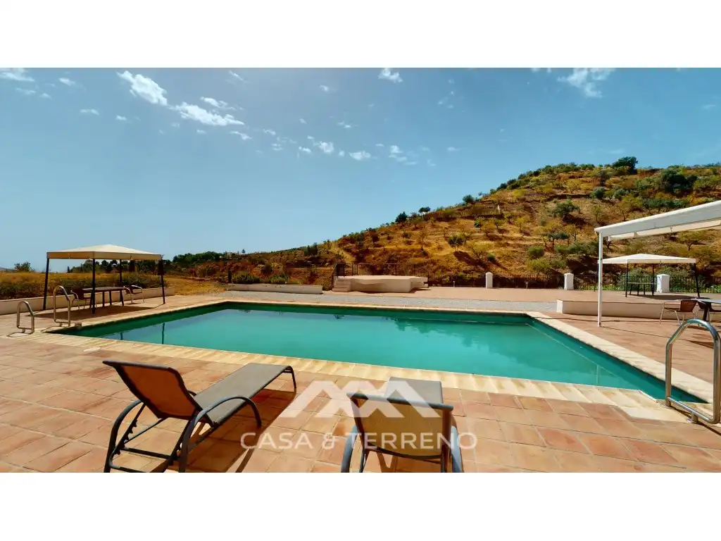 Piscina de Local en venta en Macharaviaya con Aire acondicionado
