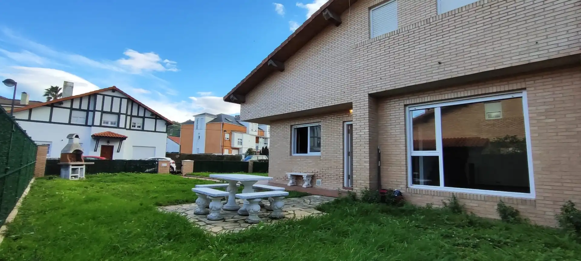 Außenansicht von Haus oder Chalet zum Verkauf in Torrelavega  mit Heizung, Privatgarten und Terrasse