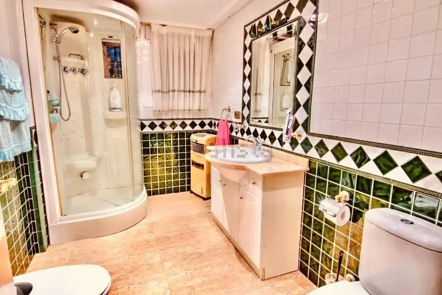Bany de Casa o xalet en venda en Orihuela amb Aire condicionat, Calefacció i Jardí privat