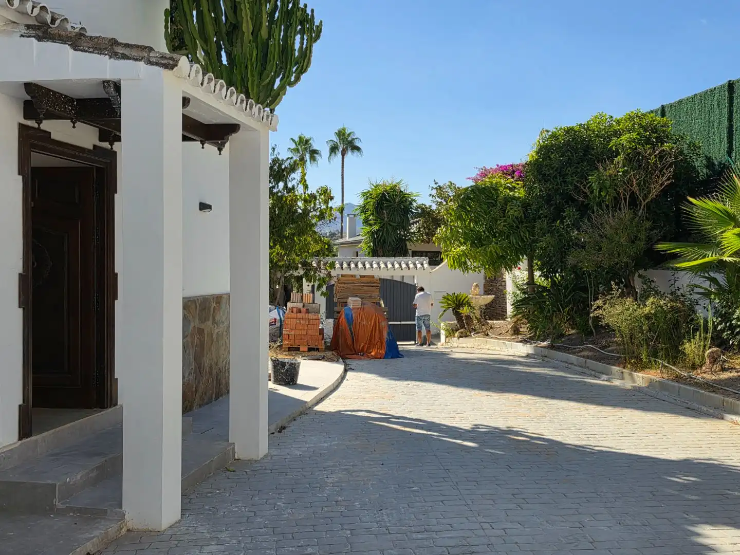 Vista exterior de Casa o xalet de lloguer en Marbella amb Jardí privat, Terrassa i Piscina