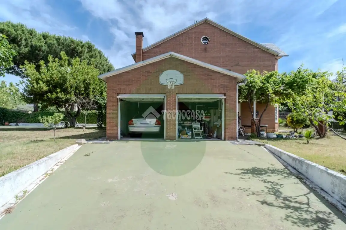 Vista exterior de Casa adosada en venda en Griñón amb Calefacció, Piscina i Moblat