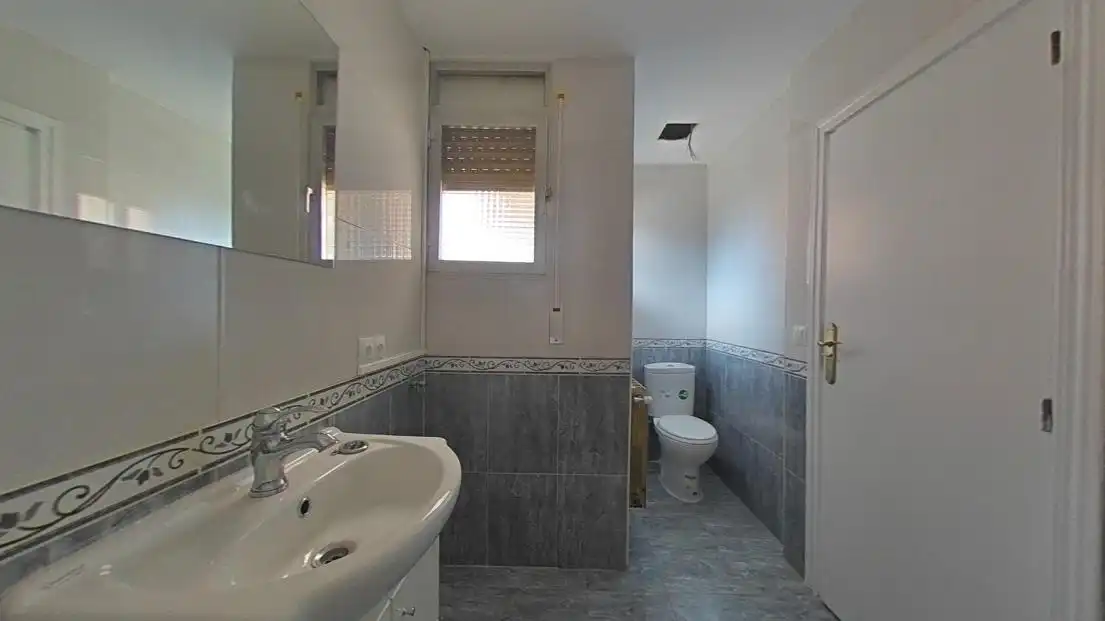 Baño de Piso en venta en Madrid con Calefacción, Terraza y Horno