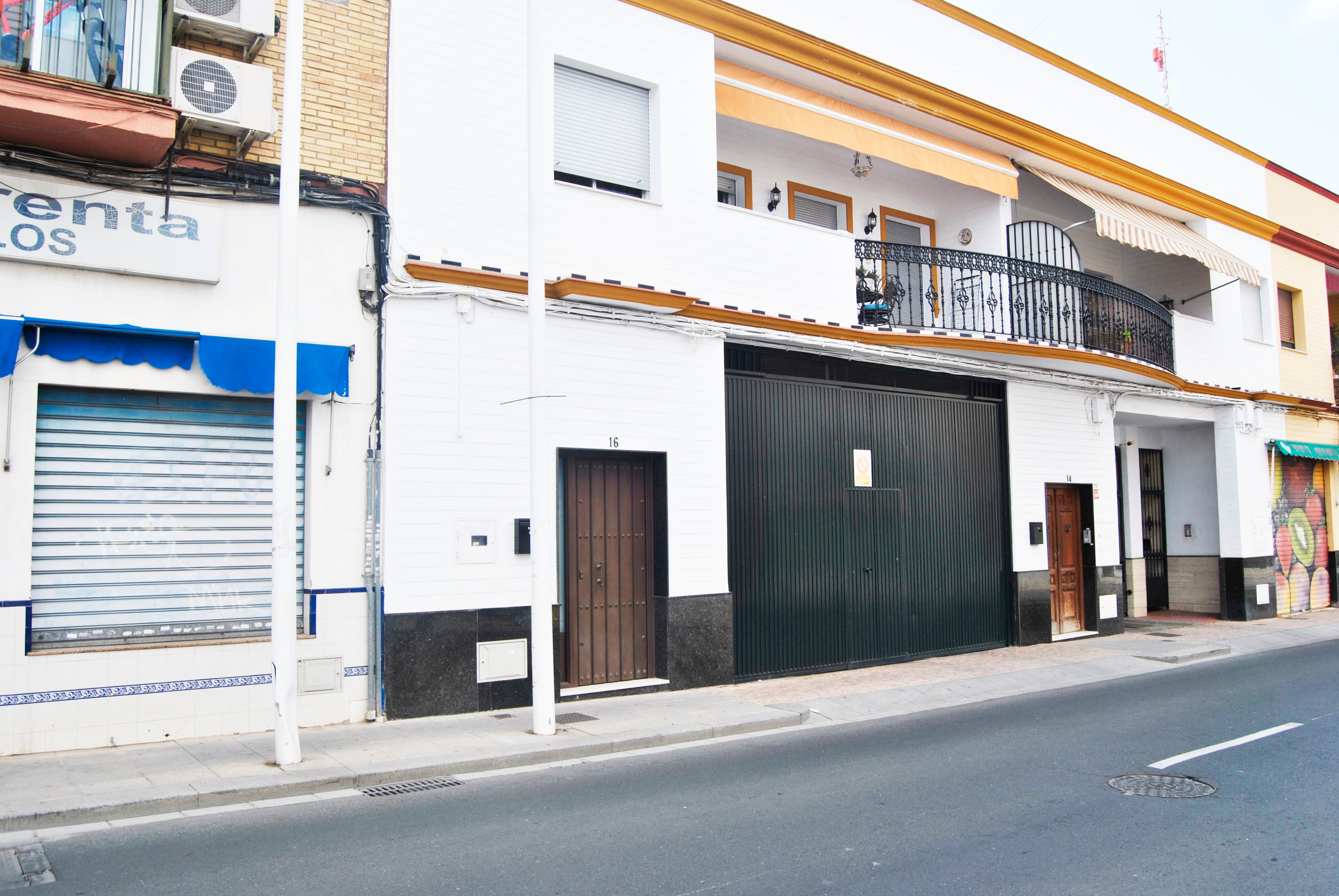 Vista exterior de Casa adosada en venda en Alcalá de Guadaira