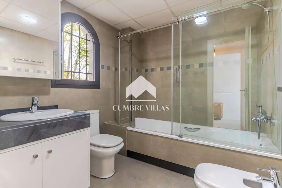 Baño de Casa adosada en venta en Almuñécar con Terraza, Trastero y Internet