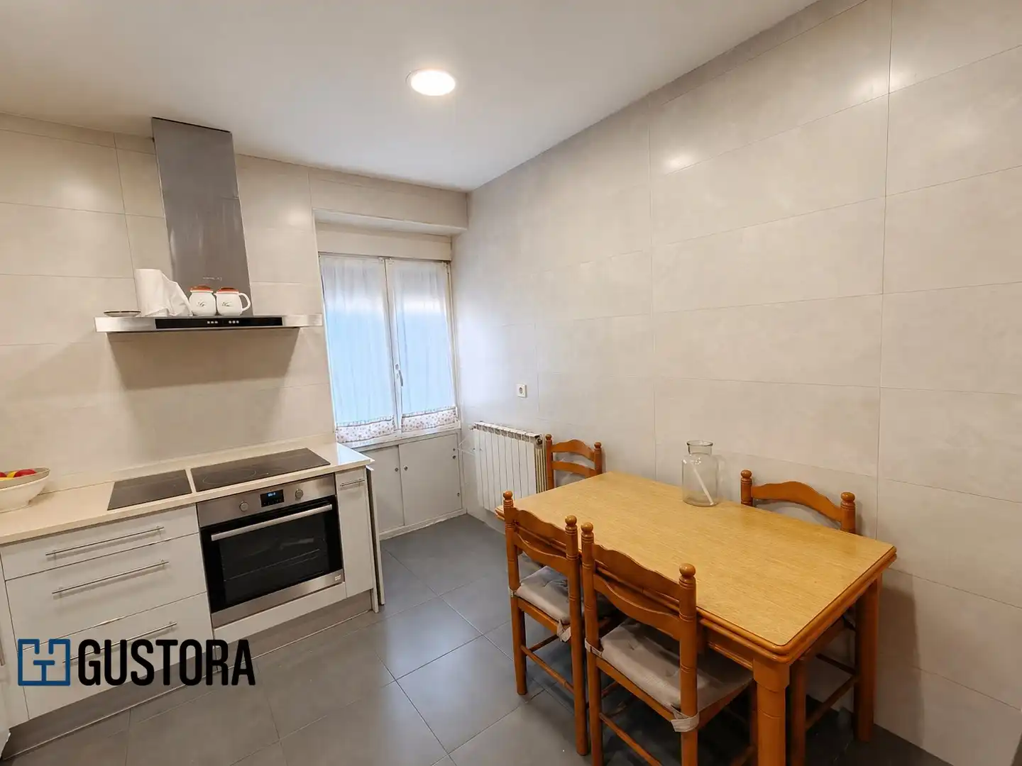 Cuina de Pis en venda en Donostia - San Sebastián  amb Calefacció, Parquet i Moblat