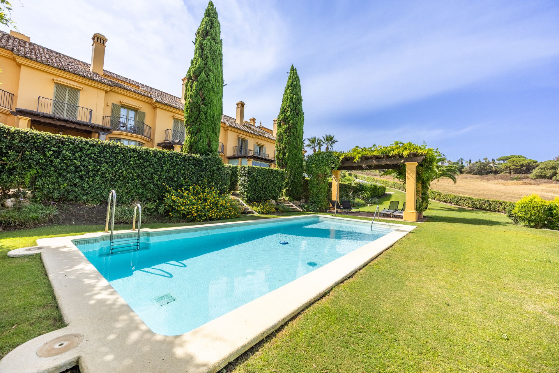 Piscina de Casa adosada en venda en Sotogrande amb Aire condicionat, Jardí privat i Terrassa