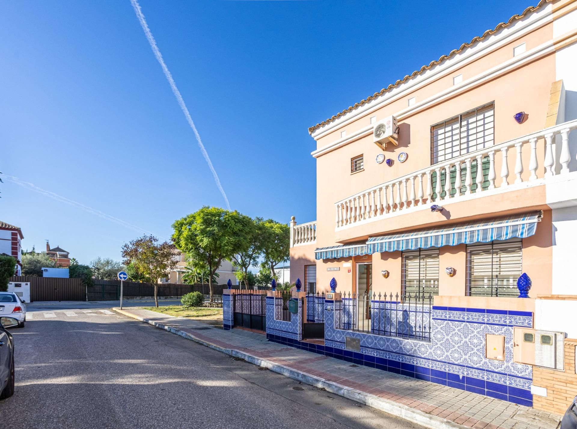 Vista exterior de Casa o xalet en venda en Espartinas amb Aire condicionat i Balcó