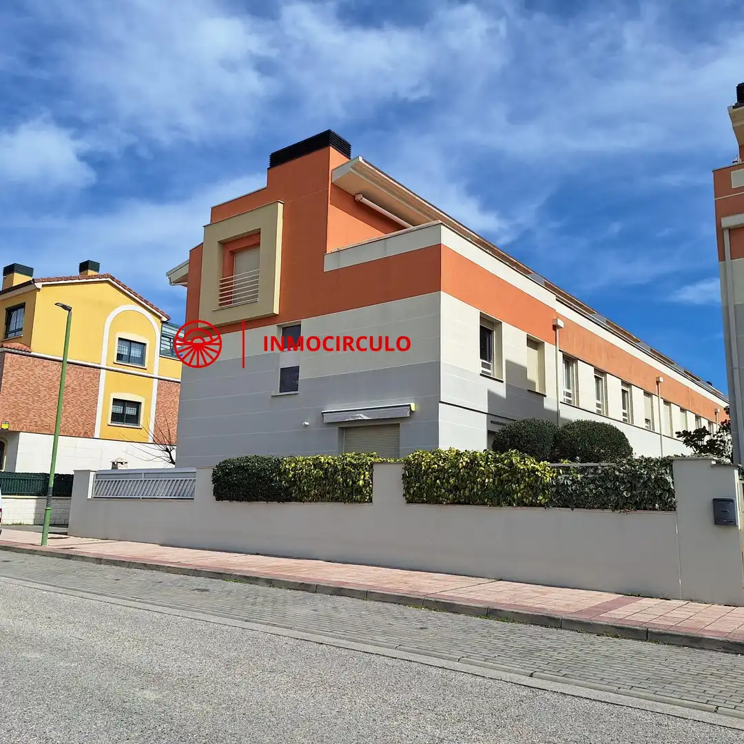 Vista exterior de Casa adosada en venda en Burgos amb Jardí privat, Terrassa i Traster