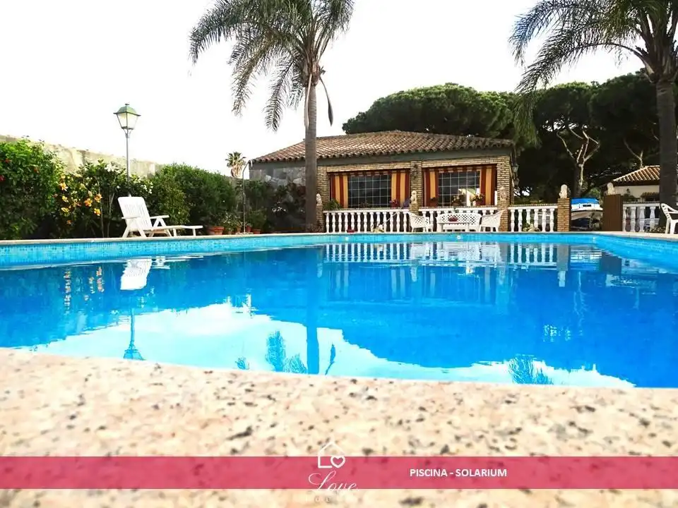 Swimming pool of Houses for sale in Chiclana de la Frontera  with Air Conditioner, Heating and Private garden
