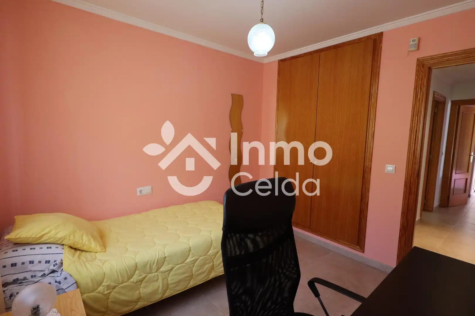 Habitación de Casa adosada en venta en Chiva con Calefacción, Jardín privado y Terraza