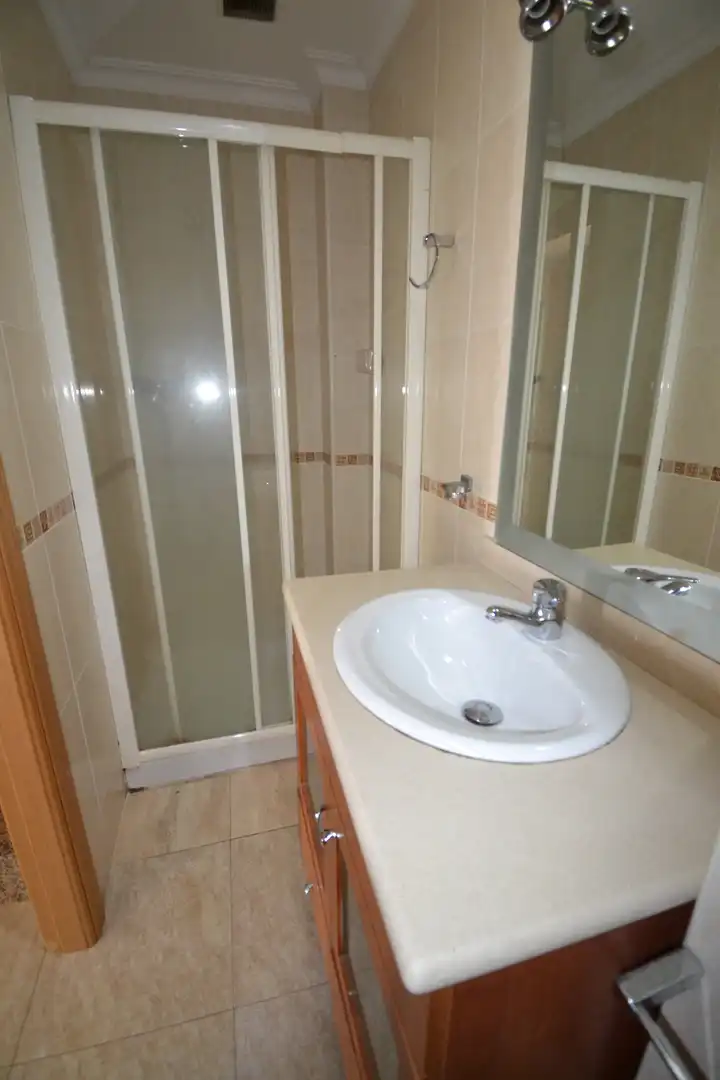 Baño de Casa adosada en venta en Malpartida de Plasencia con Calefacción, Terraza y Amueblado