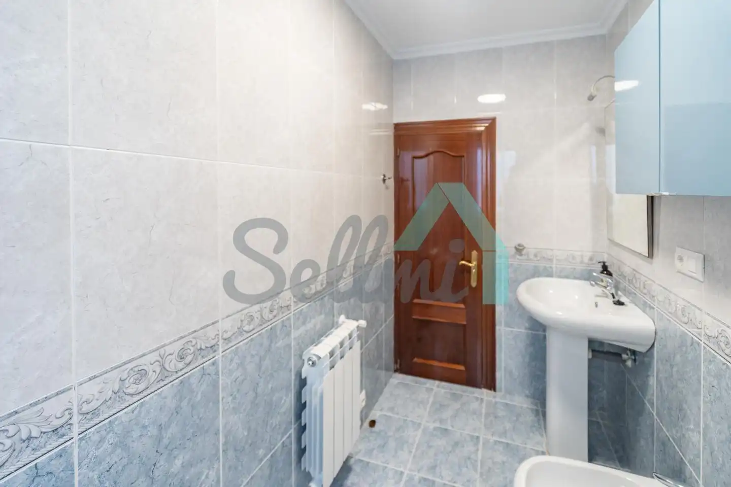 Bathroom of Flat for rent in Oviedo   with Heating, Furnished and Internet