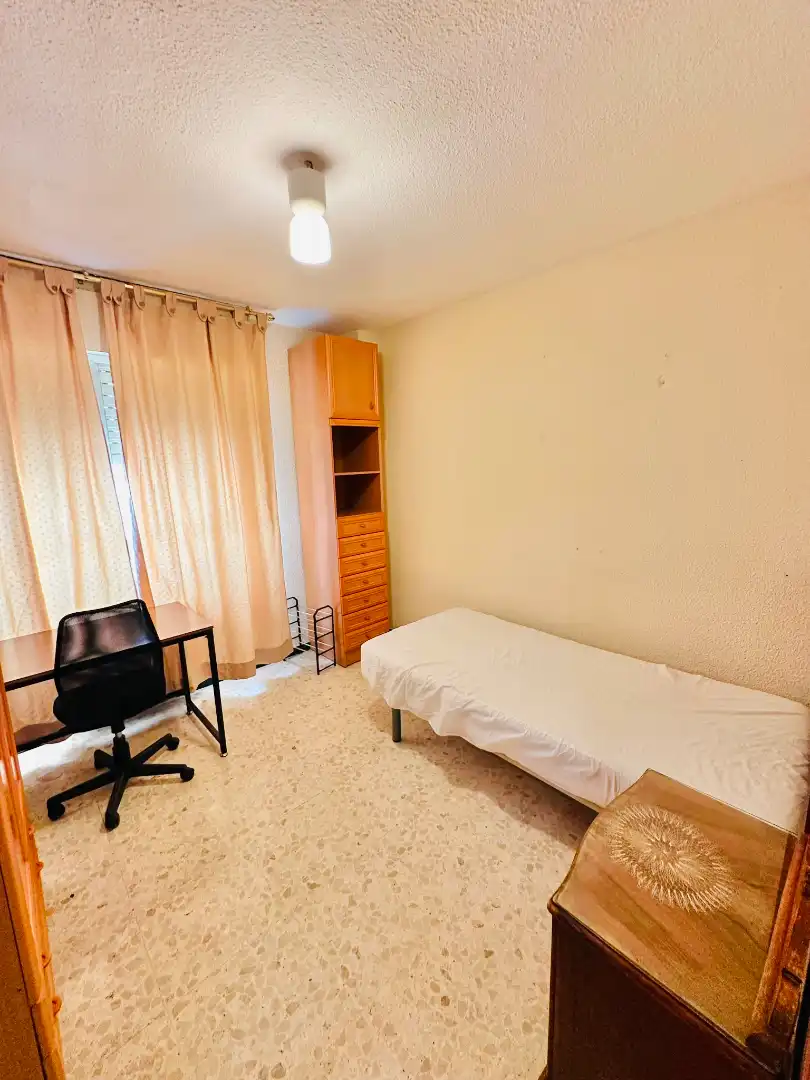 Schlafzimmer von Wohnung zur Miete in Granada mit Heizung, Möbliert und Waschmaschine