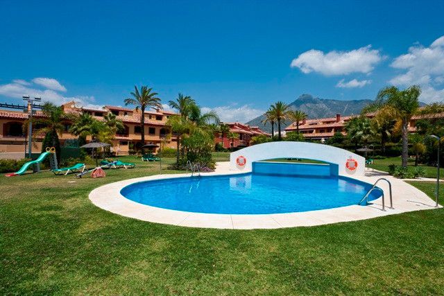 Jardí de Casa adosada de lloguer en Marbella amb Aire condicionat, Calefacció i Terrassa