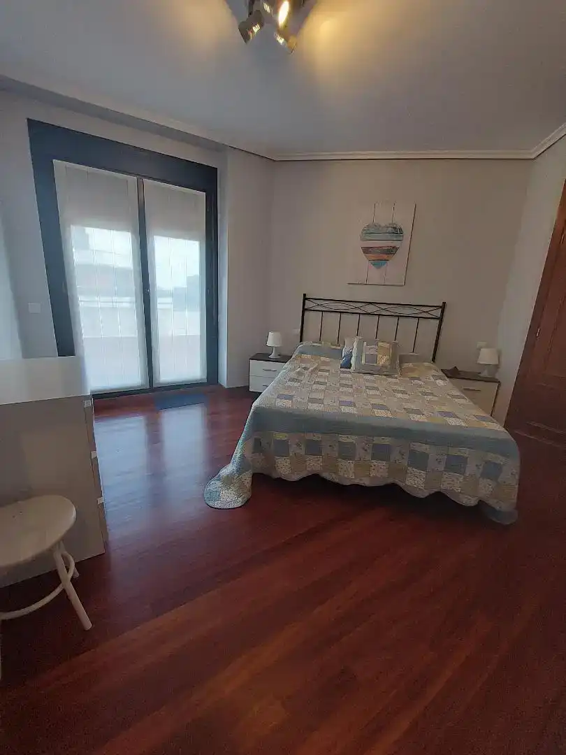 Schlafzimmer von Dachboden zur Miete in Castro-Urdiales mit Parkett, Schwimmbad und Möbliert