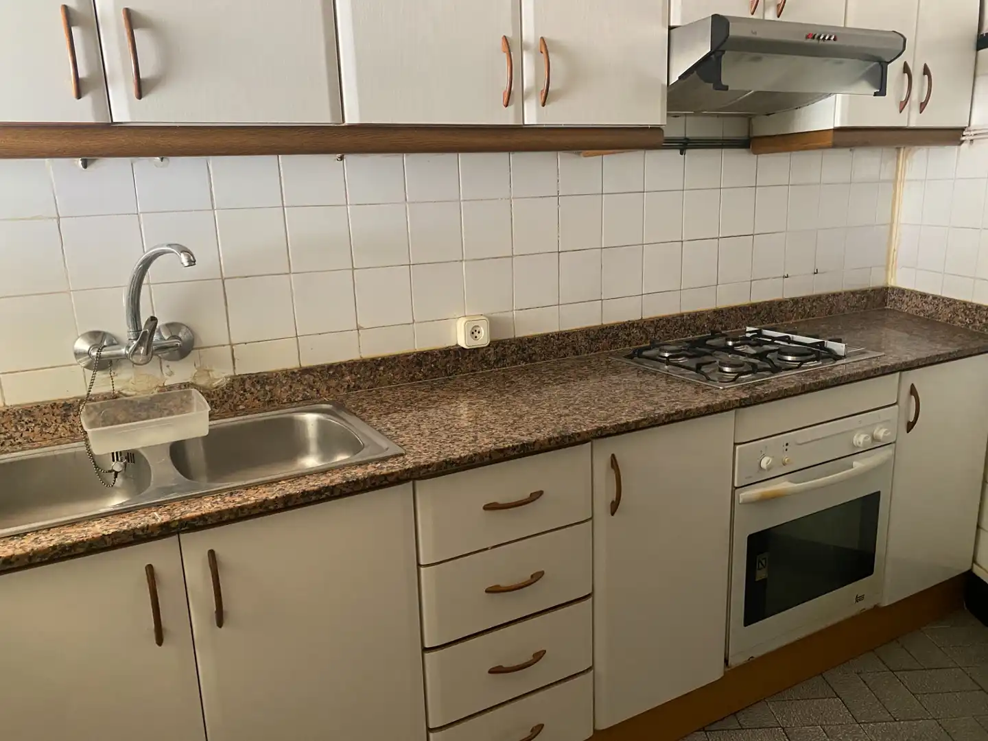 Cocina de Piso en venta en Santa Coloma de Gramenet con Terraza, Trastero y Amueblado