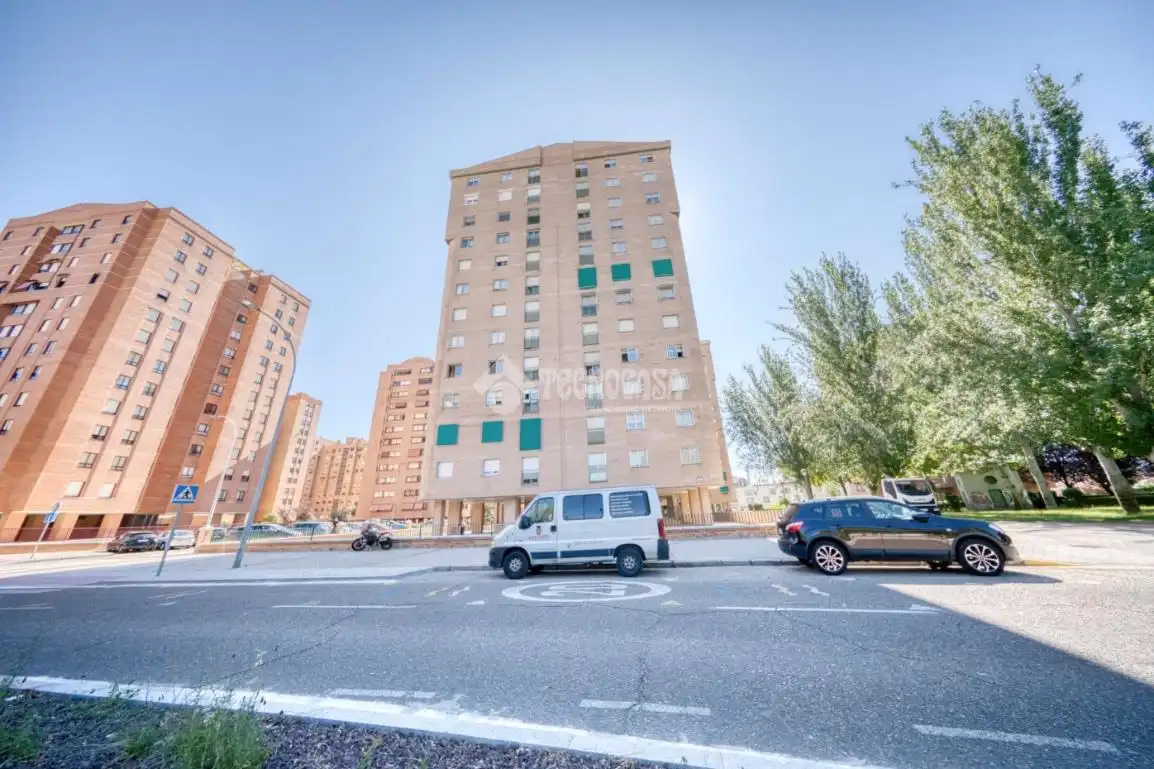 Vista exterior de Piso en venta en Valladolid con Calefacción y Parquet