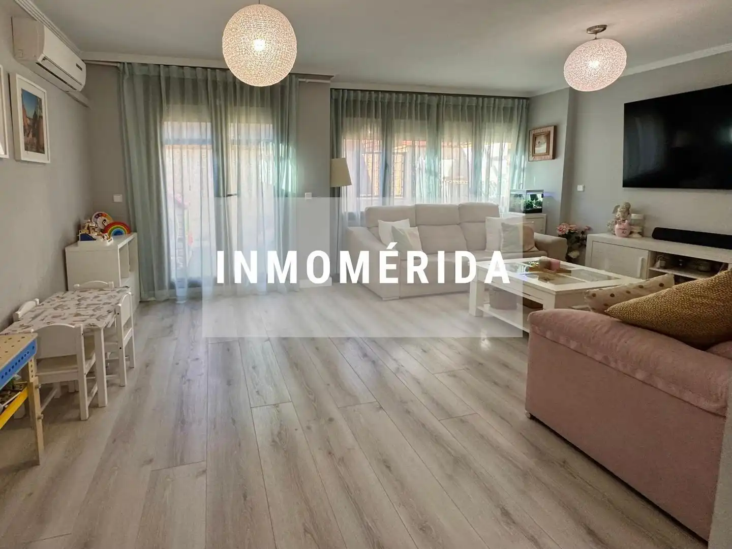 Sala de estar de Casa adosada en venta en Mérida con Aire acondicionado, Calefacción y Jardín privado