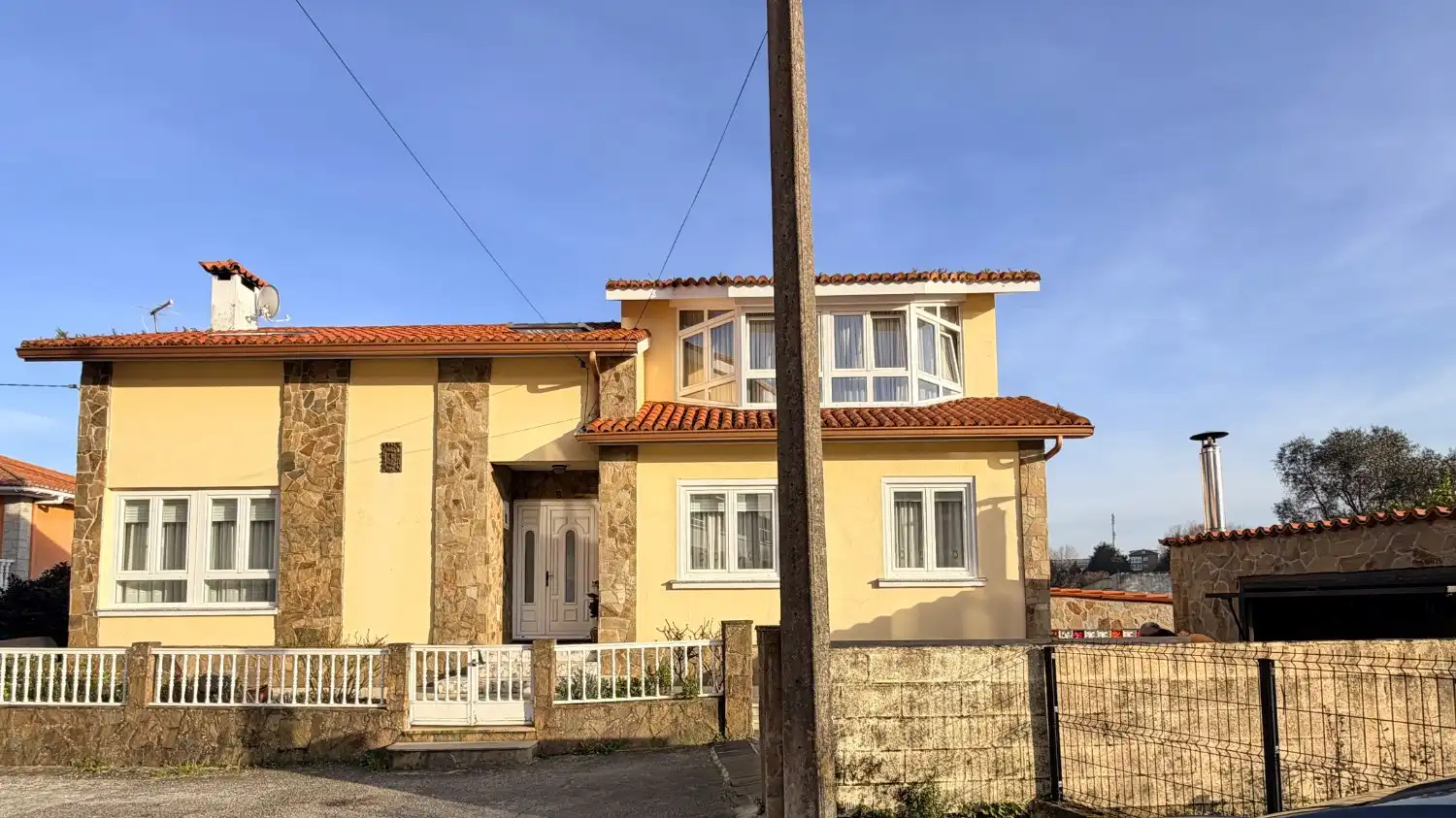 Vista exterior de Casa o xalet en venda en Mugardos amb Calefacció, Terrassa i Traster