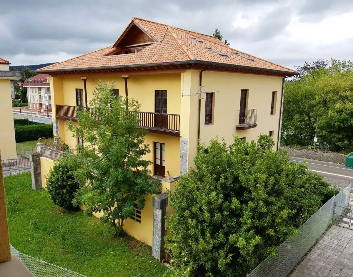 Vista exterior de Casa o xalet en venda en Bárcena de Cicero amb Terrassa, Moblat i Balcó