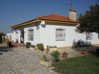 Vista exterior de Casa o xalet en venda en Badajoz Capital amb Jardí privat, Piscina i Moblat