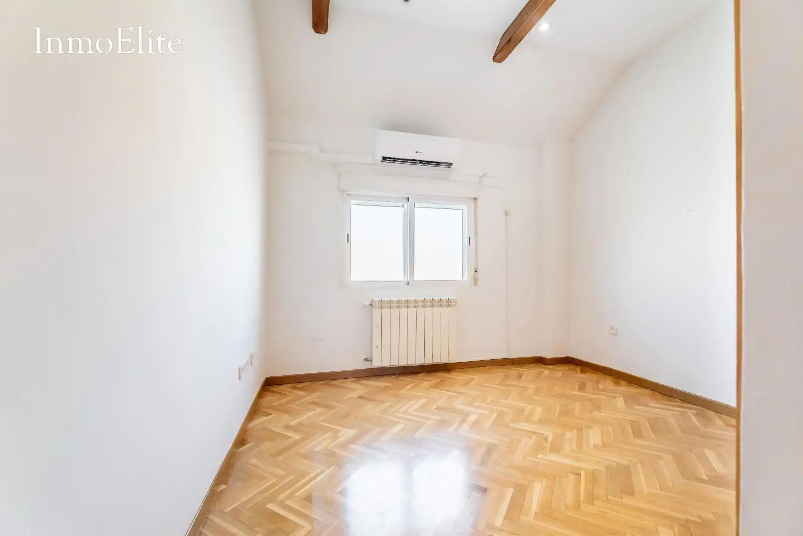 Dormitori de Casa adosada en venda en Madrid amb Aire condicionat, Calefacció i Parquet