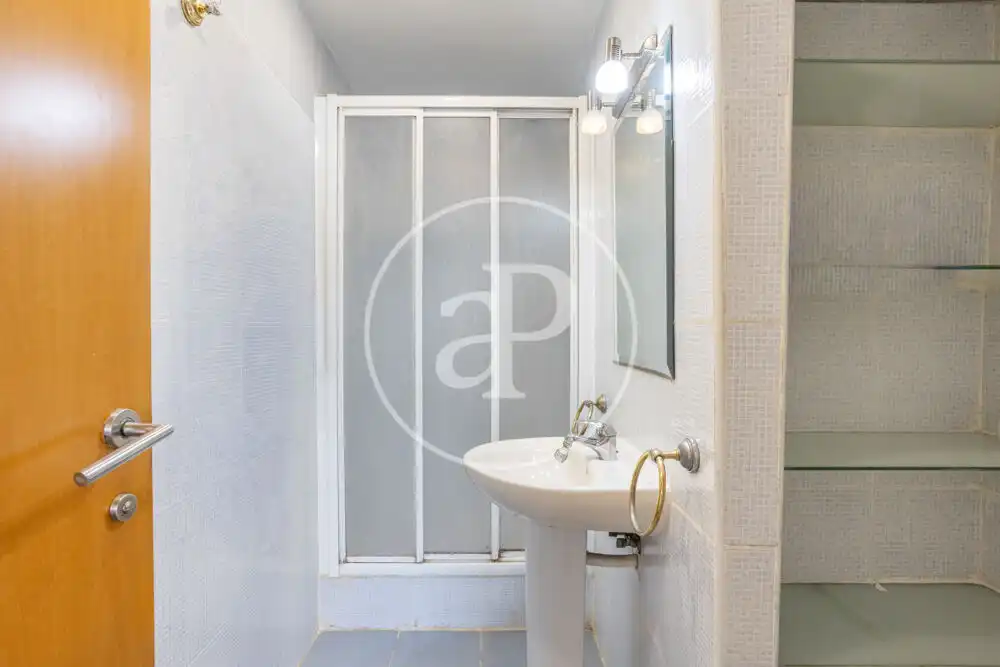 Bathroom of Flat for rent in Valencia  with Heating, Furnished and Balcony