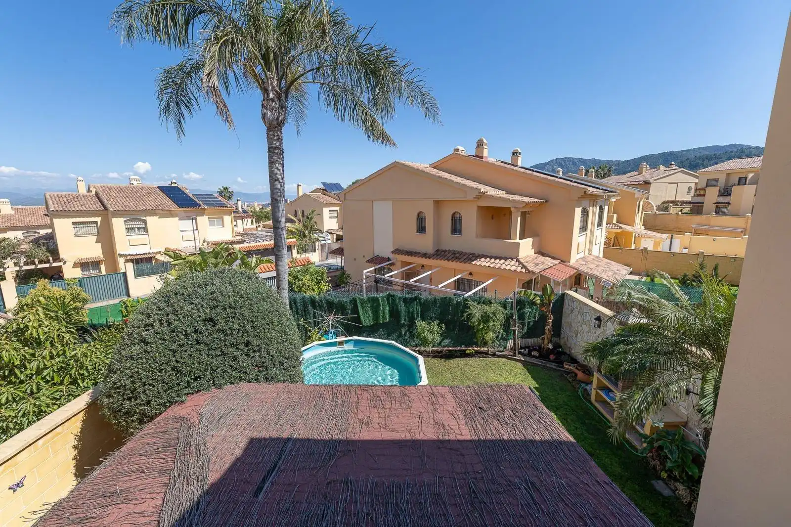 Vista exterior de Casa adosada en venta en Alhaurín de la Torre con Aire acondicionado, Jardín privado y Terraza