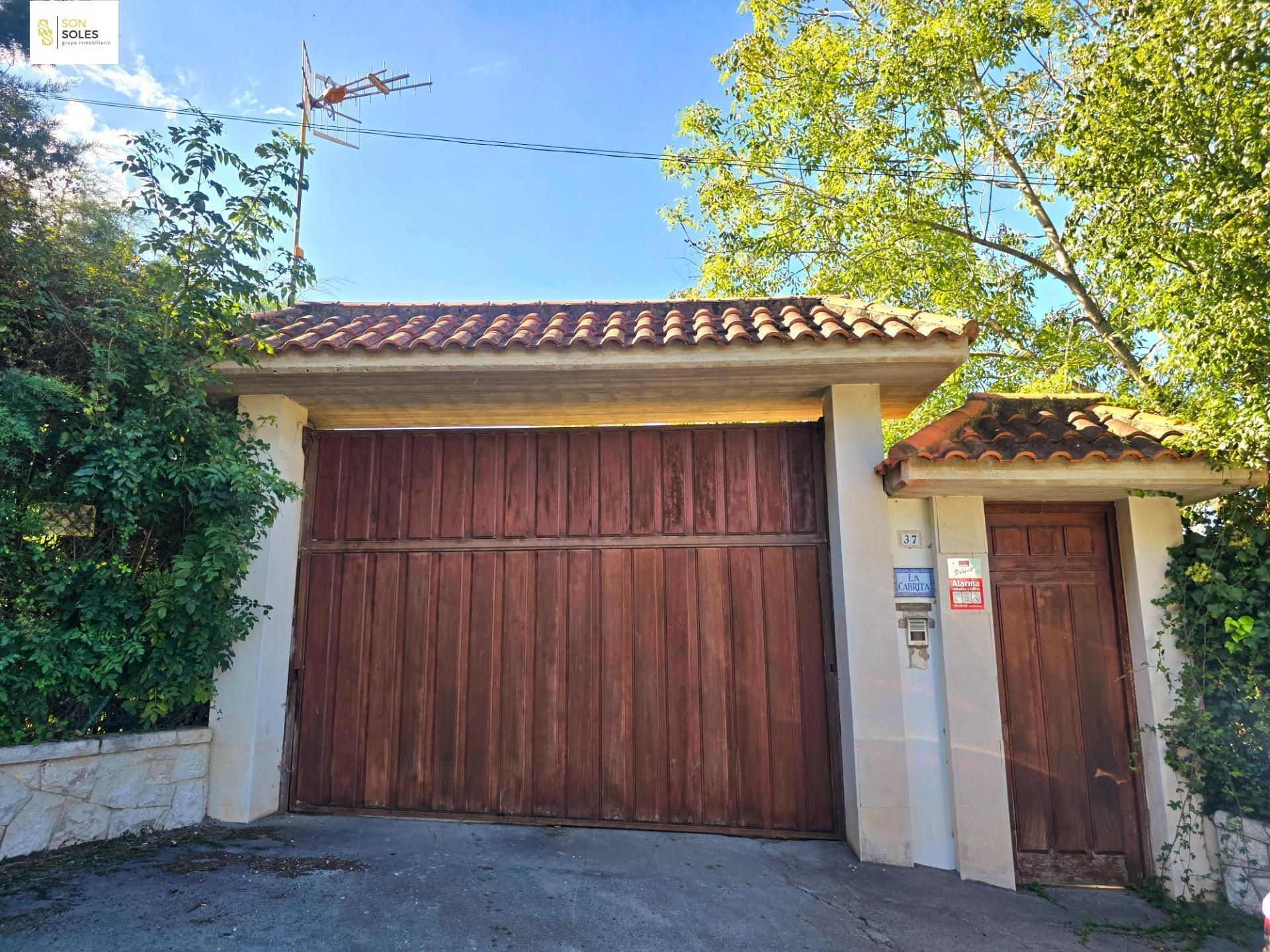 Vista exterior de Casa o xalet en venda en Medio Cudeyo amb Calefacció, Jardí privat i Traster