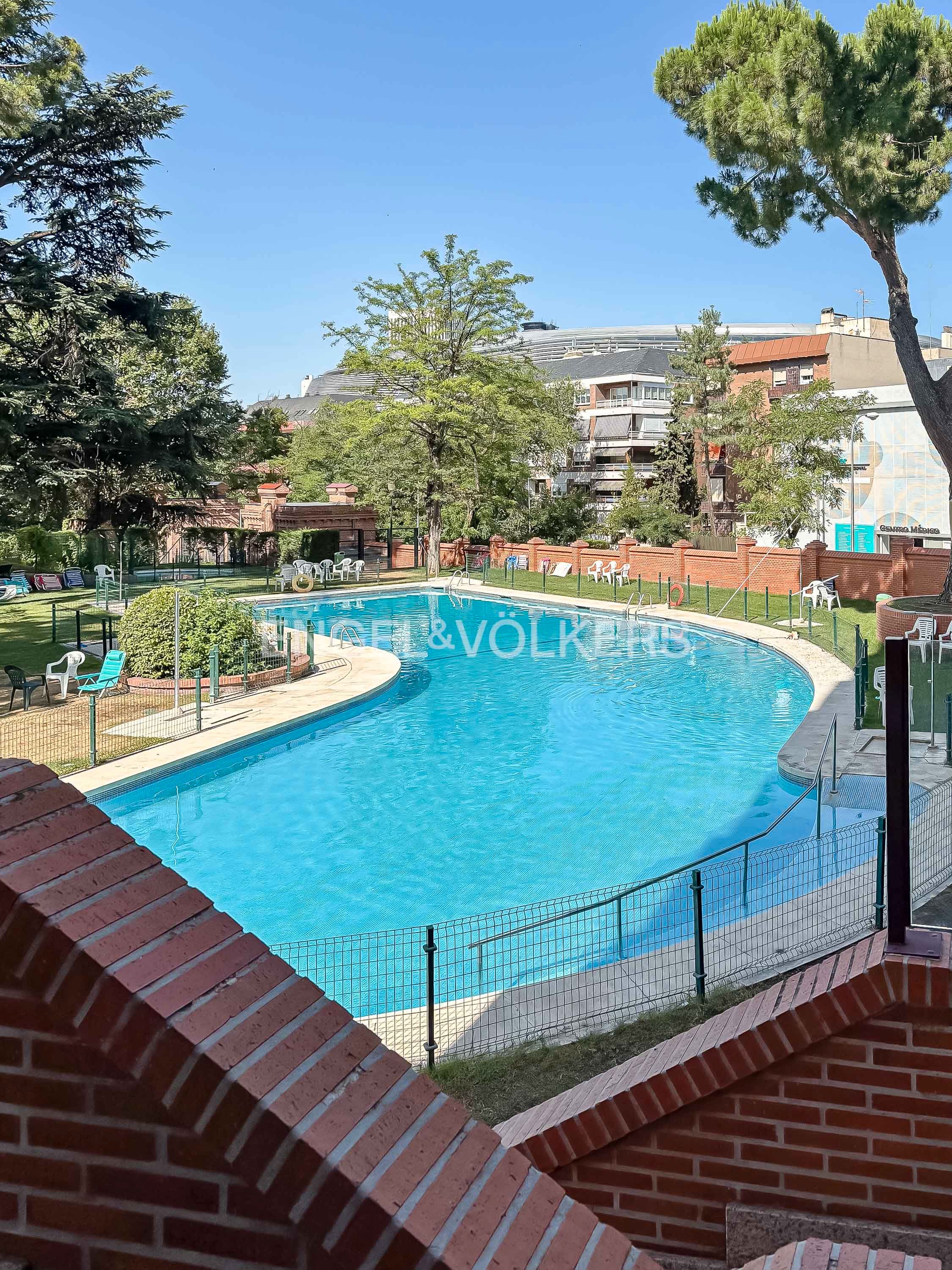Piscina de Apartament de lloguer en  Madrid Capital amb Aire condicionat, Calefacció i Jardí privat