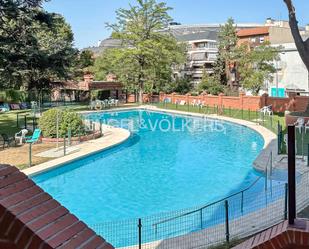Piscina de Apartament de lloguer en  Madrid Capital amb Aire condicionat, Calefacció i Jardí privat