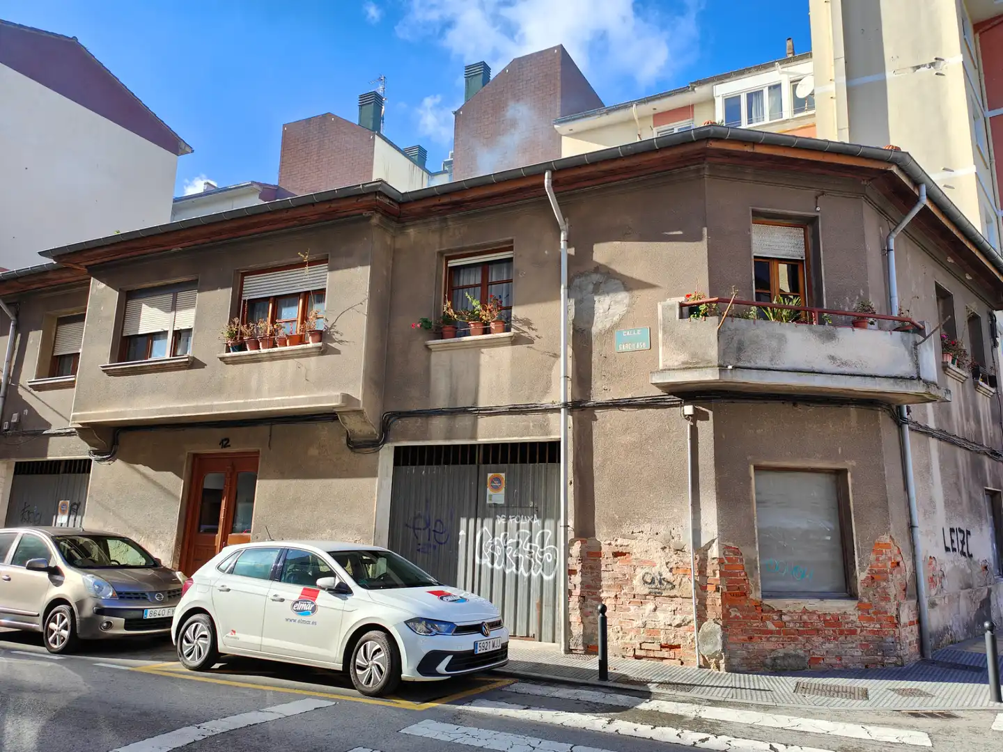 Vista exterior de Edifici en venda en Torrelavega 