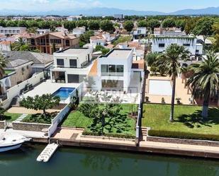 Vista exterior de Casa o xalet en venda en Empuriabrava amb Aire condicionat, Calefacció i Terrassa