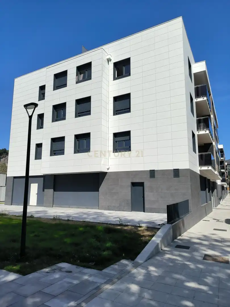 Vista exterior de Pis en venda en Irun  amb Rentadora, Microones i Balcó