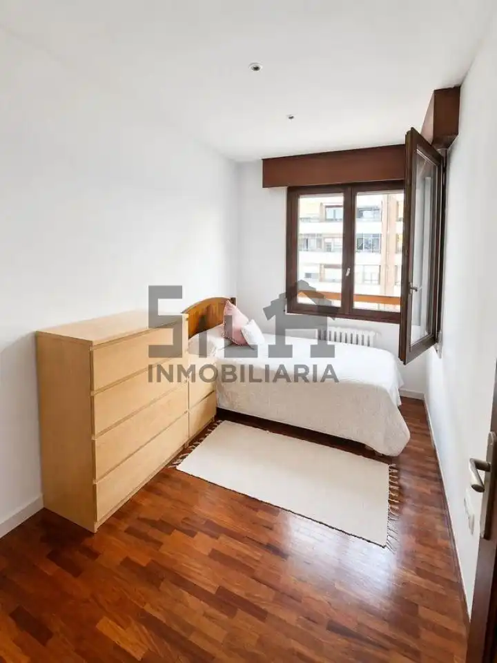 Bedroom of Flat for rent in Ourense Capital   with Air Conditioner, Heating and Parquet flooring