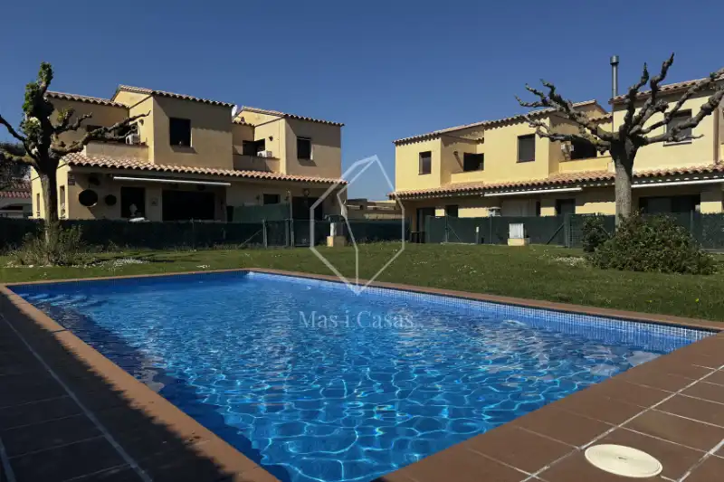 Piscina de Casa adosada en venta en L'Escala con Aire acondicionado, Calefacción y Terraza
