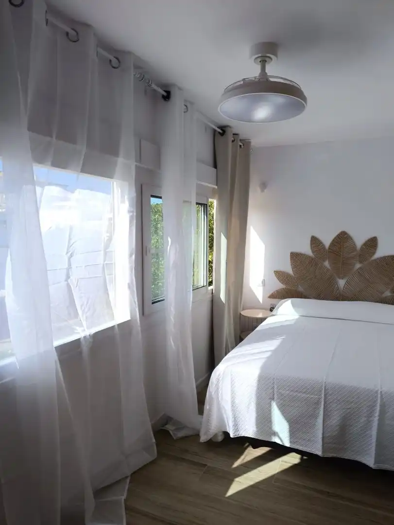 Dormitori de Apartament de lloguer en Sotogrande amb Aire condicionat