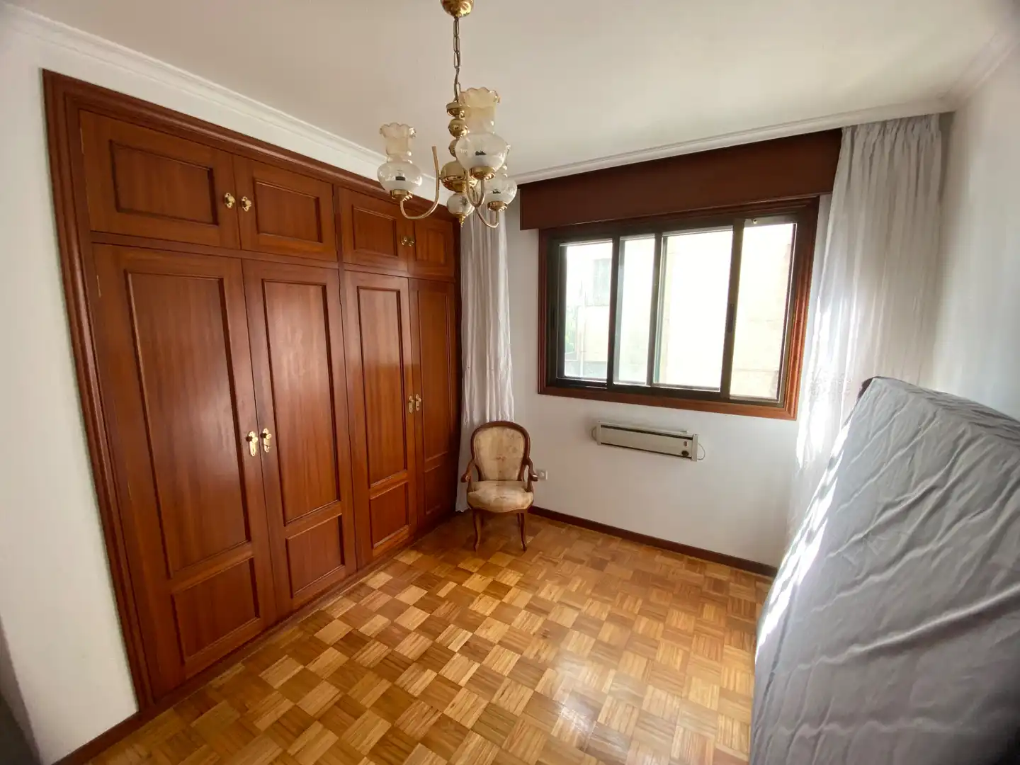 Dormitori de Pis en venda en Vigo  amb Calefacció, Parquet i Terrassa