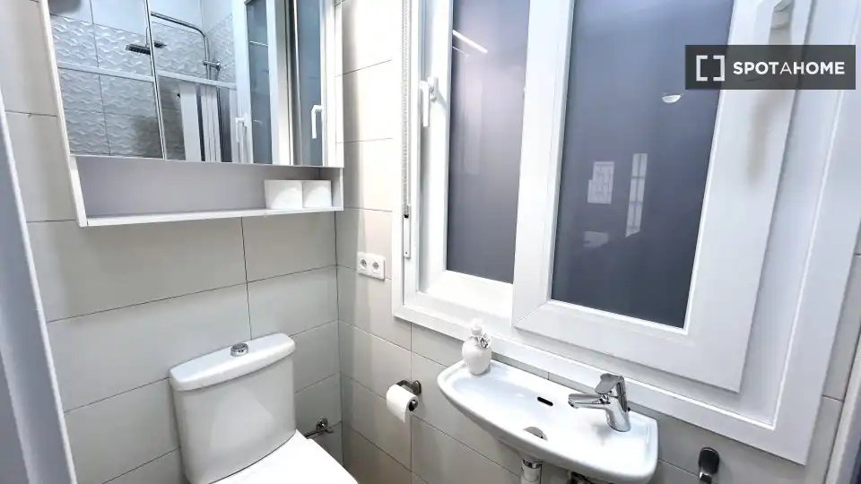 Badezimmer von Wohnung zur untervermieten in Sevilla mit Klimaanlage, Heizung und Terrasse